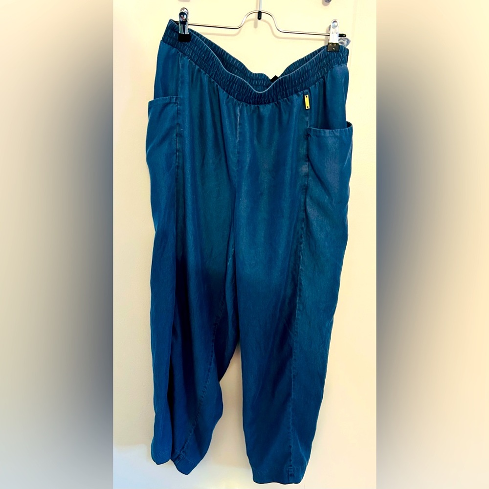 JONES NEW YORKK CHAMBRAY DENIM PULL ON PANTS WITH GOLD HARDWARE ZIPPER POCKET
